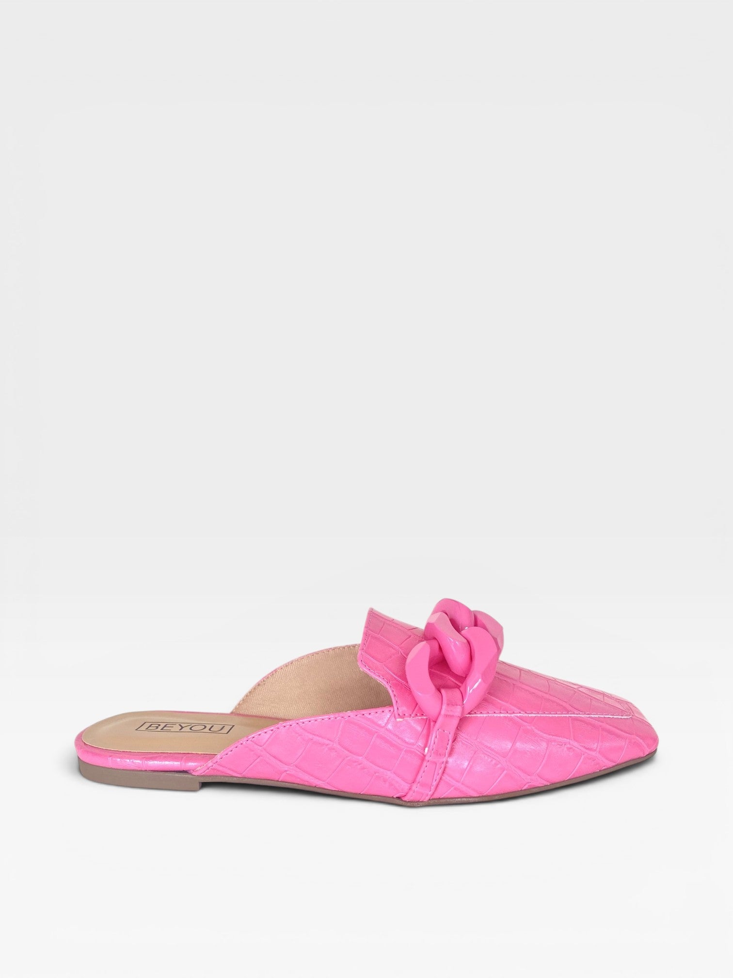 Mule Beyou Shoes Glasgow rosa chiclete em napa com bico quadrado e detalhe de corrente no cabedal