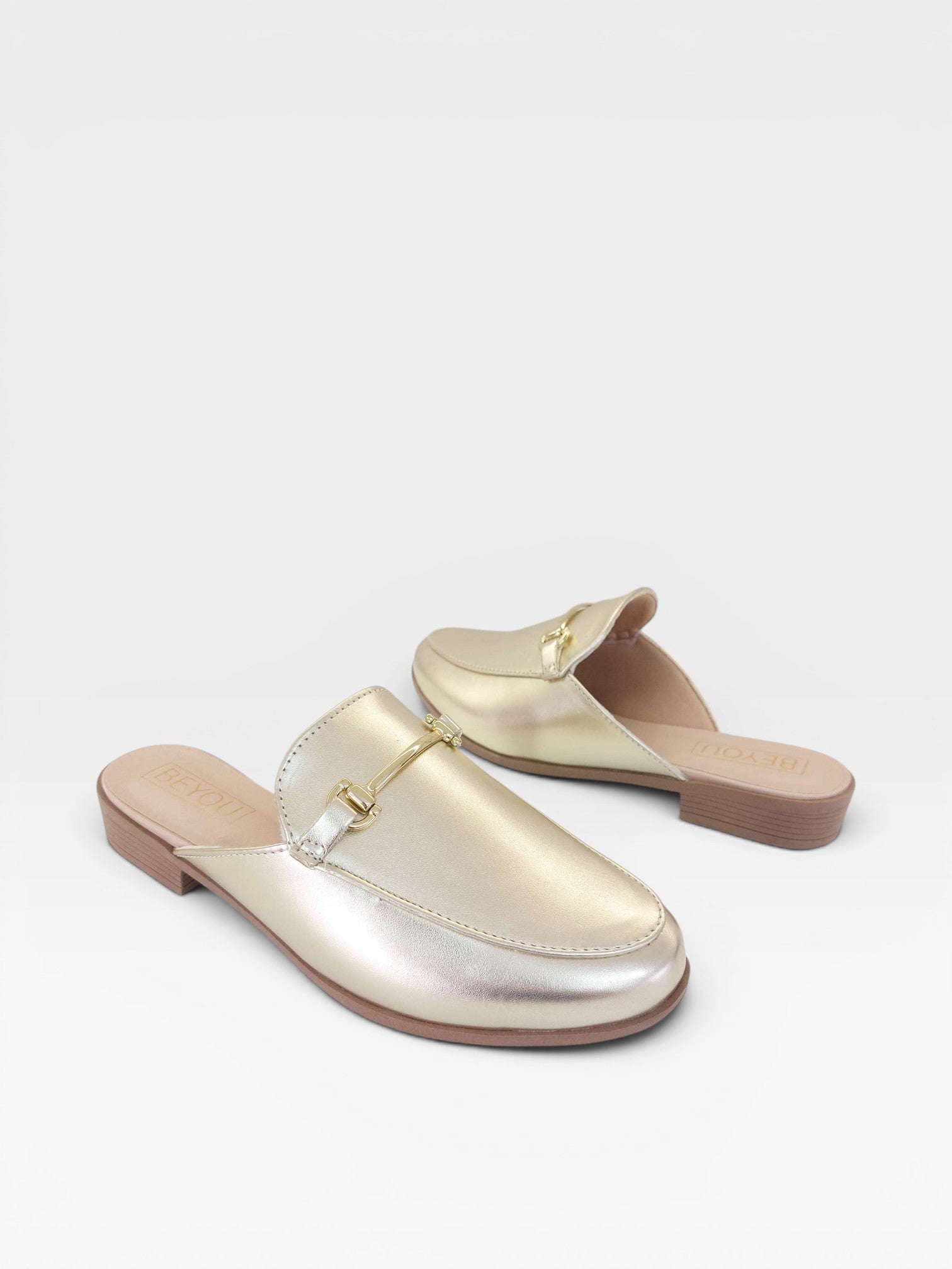 Mule Beyou Shoes Munich dourado em napa com detalhe de fivela metálica, design elegante e sem salto.