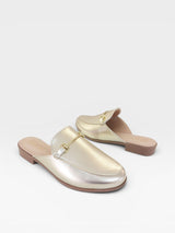 Mule Beyou Shoes Munich dourado em napa com detalhe de fivela metálica, design elegante e sem salto.