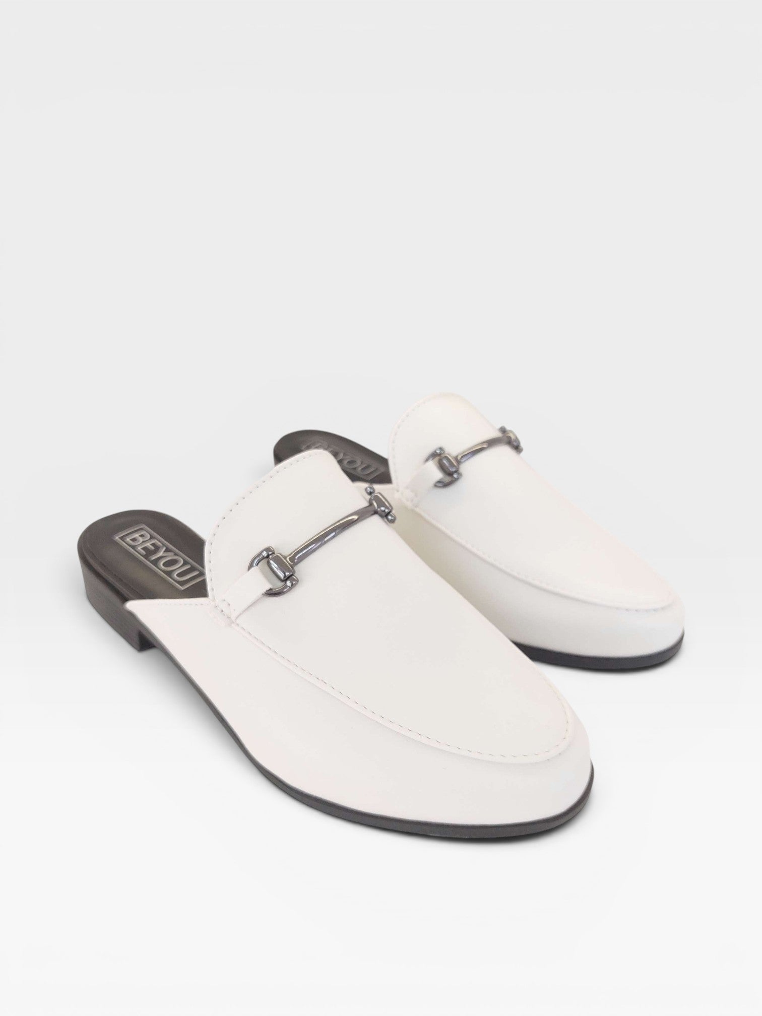 Mule Beyou Shoes Munich em napa off white com detalhe de fivela metálica e design elegante sem salto