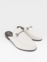 Mule Beyou Shoes Munich em napa off white com detalhe de fivela metálica e design elegante sem salto