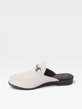 Mule Beyou Shoes Munich off white em napa com detalhe de fivela metálica e salto baixo