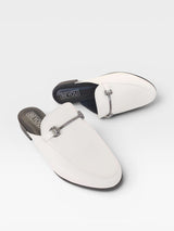 Mule Beyou Shoes Munich off white em napa com detalhe metálico no cabedal e palmilha personalizada