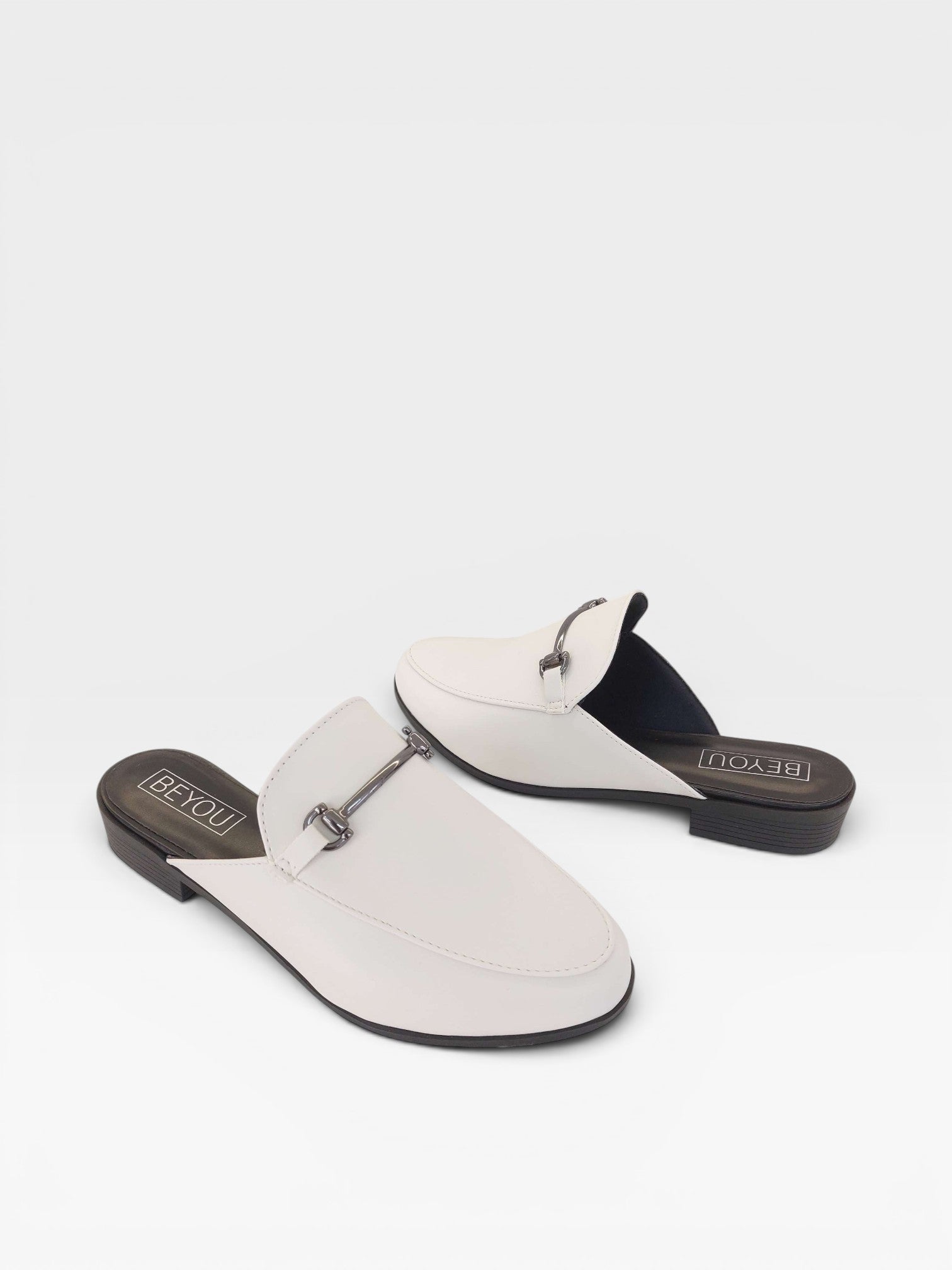 Mule Beyou Shoes Munich off white em napa com detalhe de fivela metálica e solado baixo