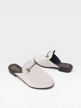 Mule Beyou Shoes Munich off white em napa com detalhe de fivela metálica e solado baixo