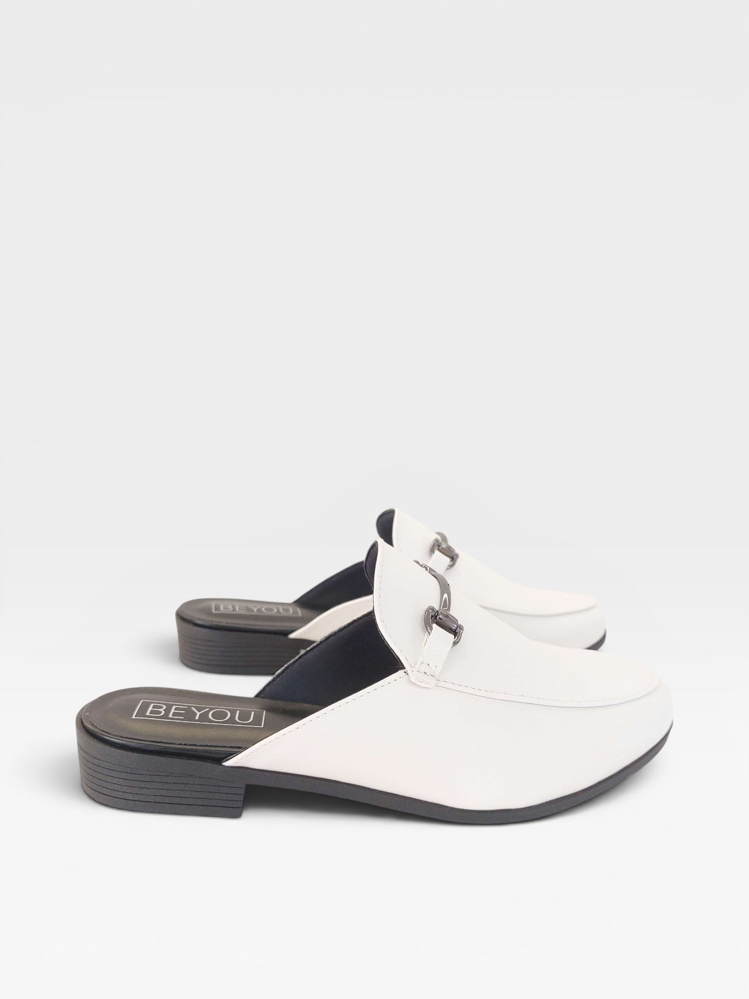 Mule Beyou Shoes Munich off white em napa com detalhe metálico no cabedal e solado baixo preto