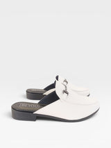 Mule Beyou Shoes Munich off white em napa com detalhe metálico no cabedal e solado baixo preto