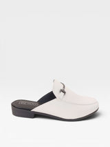 Mule Munich Beyou Shoes off white em napa com detalhe metálico e solado baixo, design elegante e versátil.