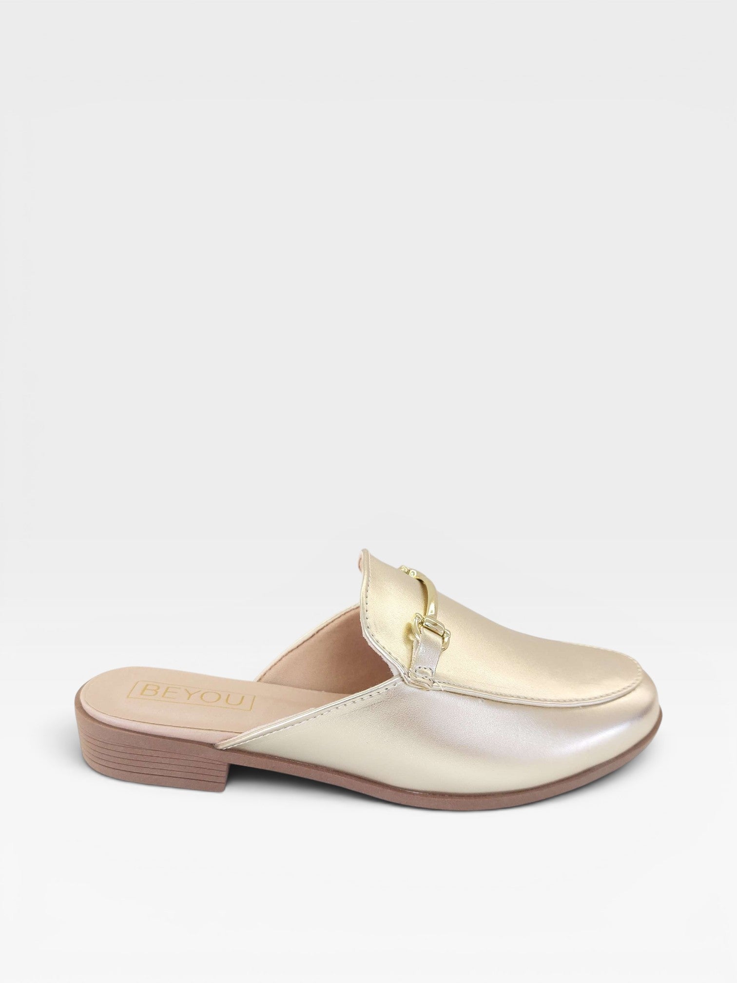 Mule Beyou Shoes Munich na cor ouro light em napa com detalhe de fivela metálica e solado baixo