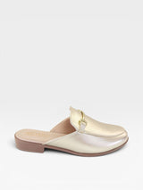 Mule Beyou Shoes Munich na cor ouro light em napa com detalhe de fivela metálica e solado baixo