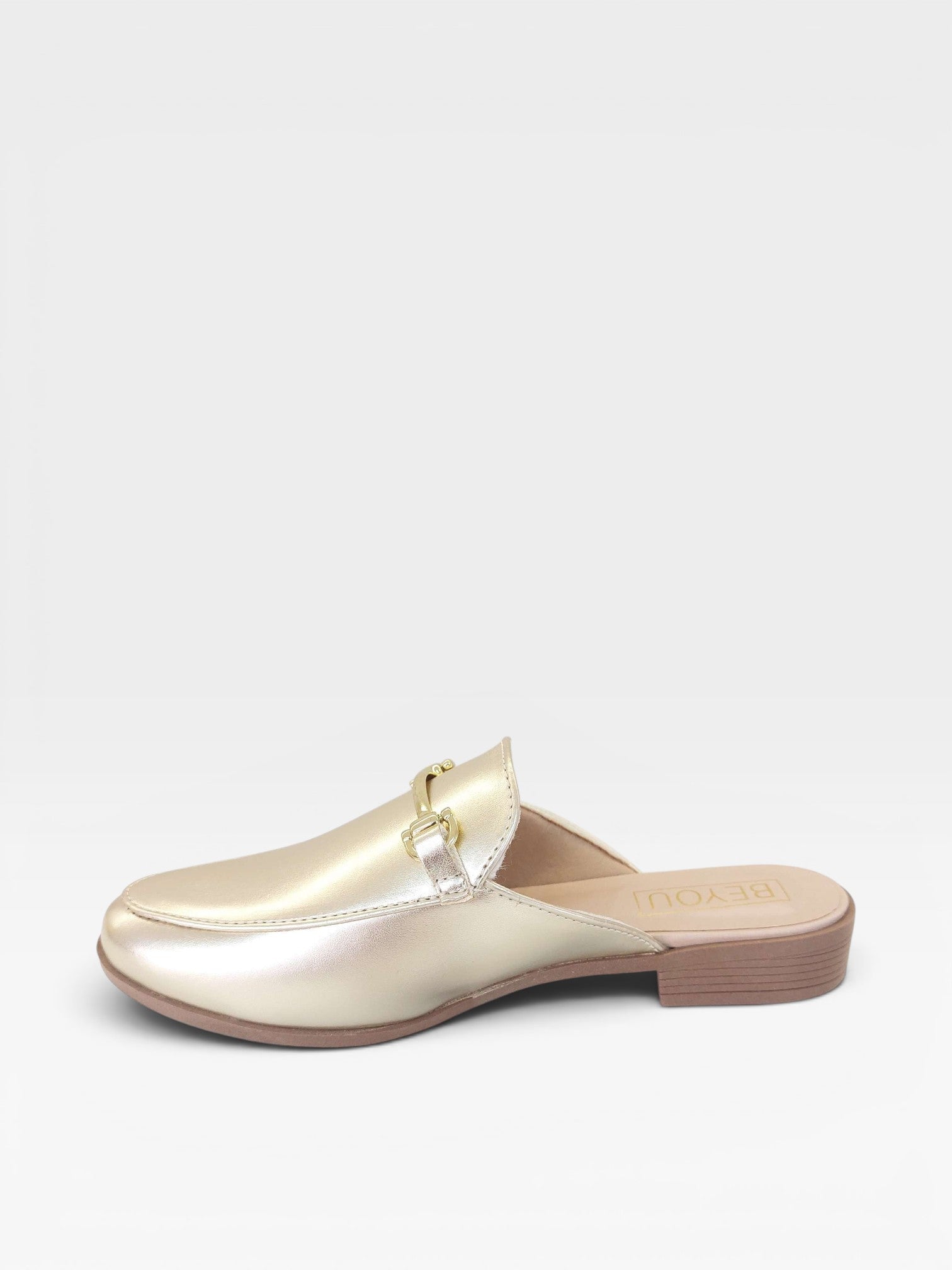 Mule Beyou Shoes Munich em napa ouro light com detalhe de fivela metálica e design sem salto