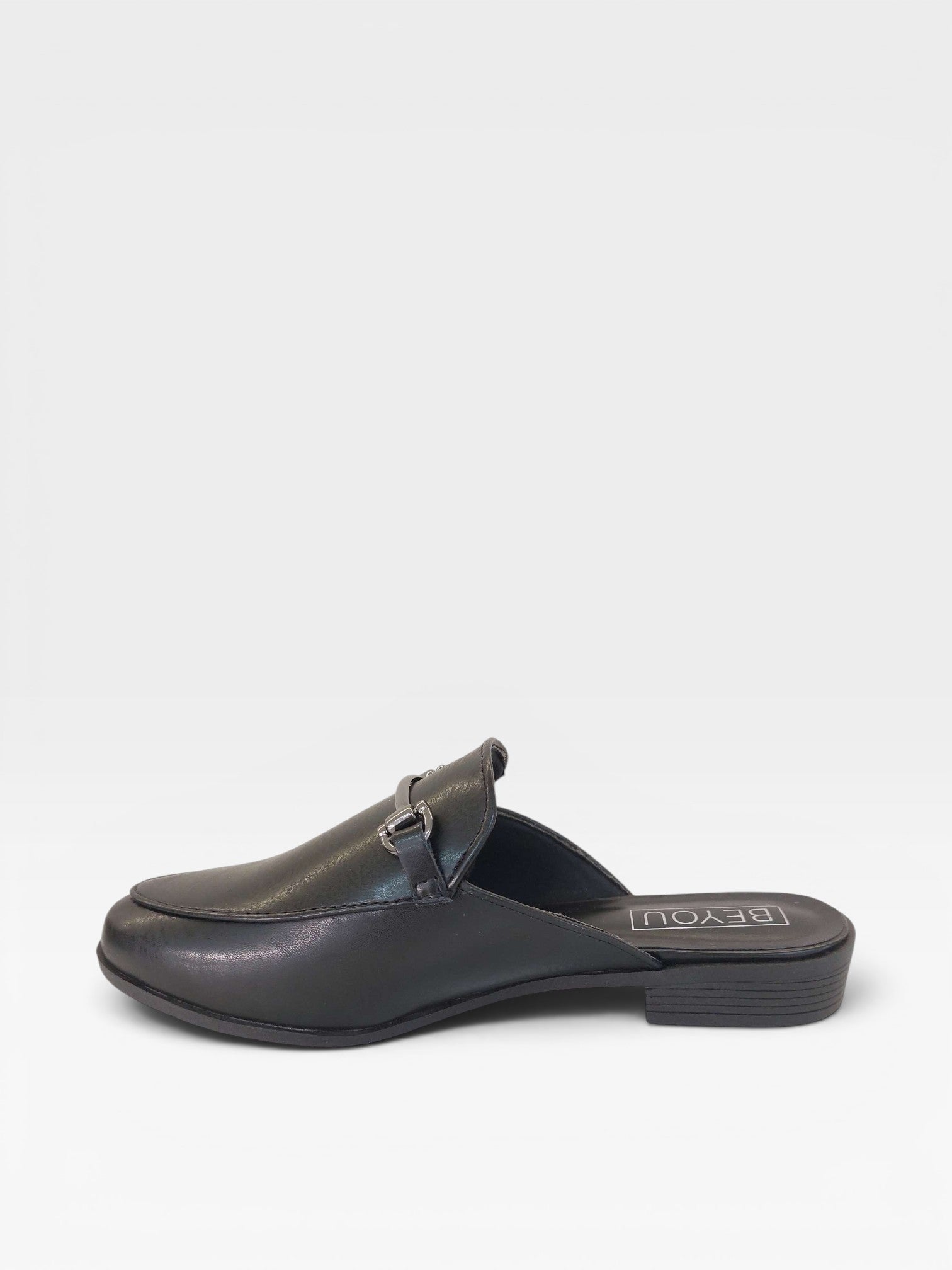 Mule Beyou Shoes Munich preta em napa com detalhe de fivela metálica, design elegante e sem salto.