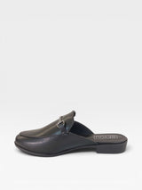 Mule Beyou Shoes Munich preta em napa com detalhe de fivela metálica, design elegante e sem salto.