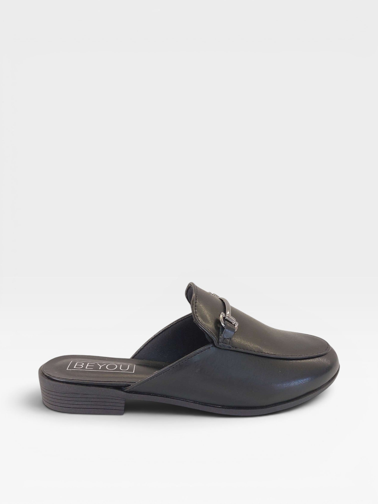 Mule Munich Beyou Shoes preto em napa com detalhe metálico no cabedal, design elegante e sem salto.