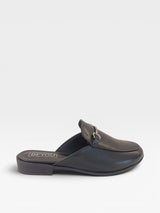 Mule Munich Beyou Shoes preto em napa com detalhe metálico no cabedal, design elegante e sem salto.