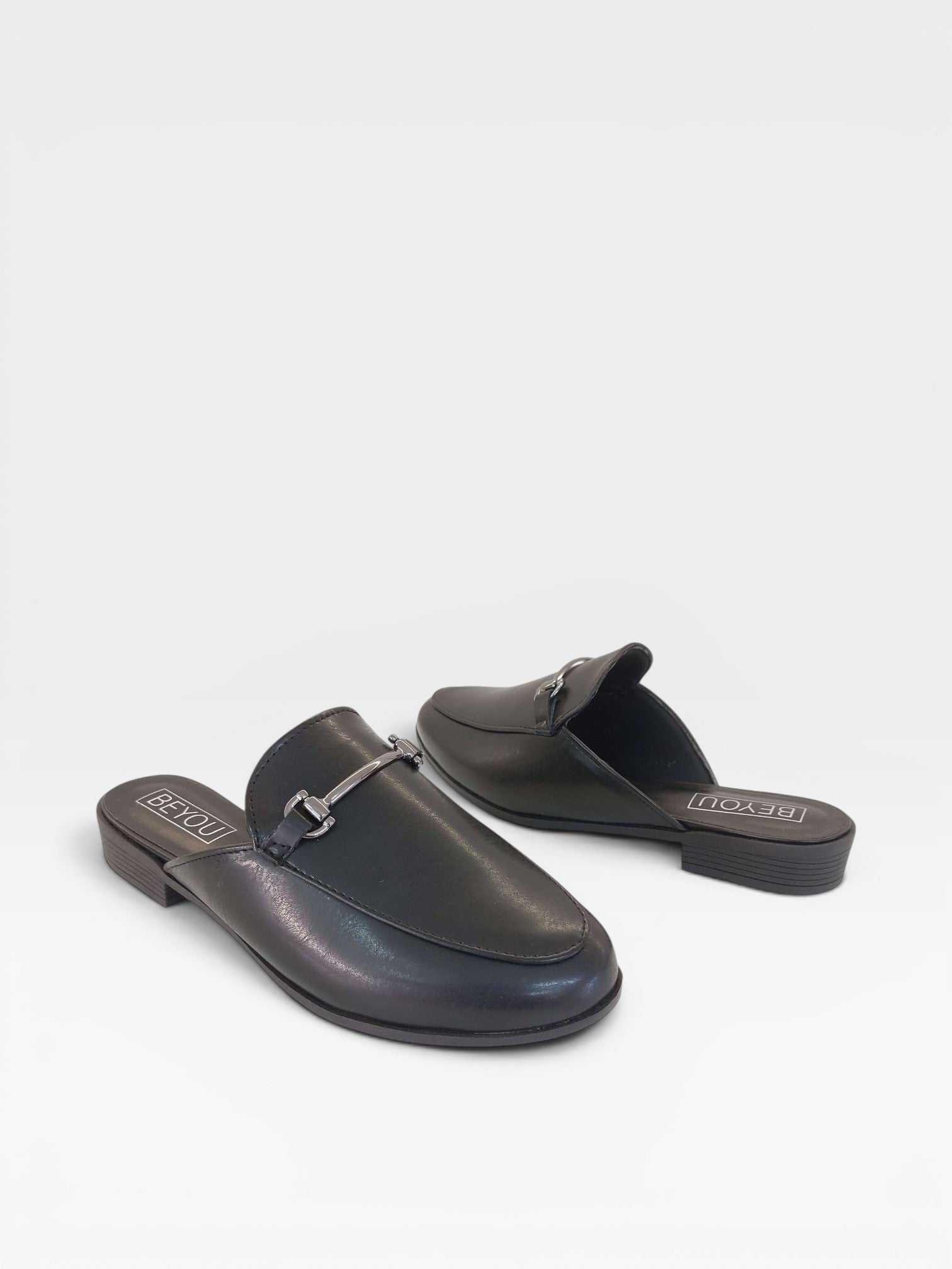 Mule Munich Beyou Shoes preto em napa com detalhe de fivela metálica, design elegante e sem salto.