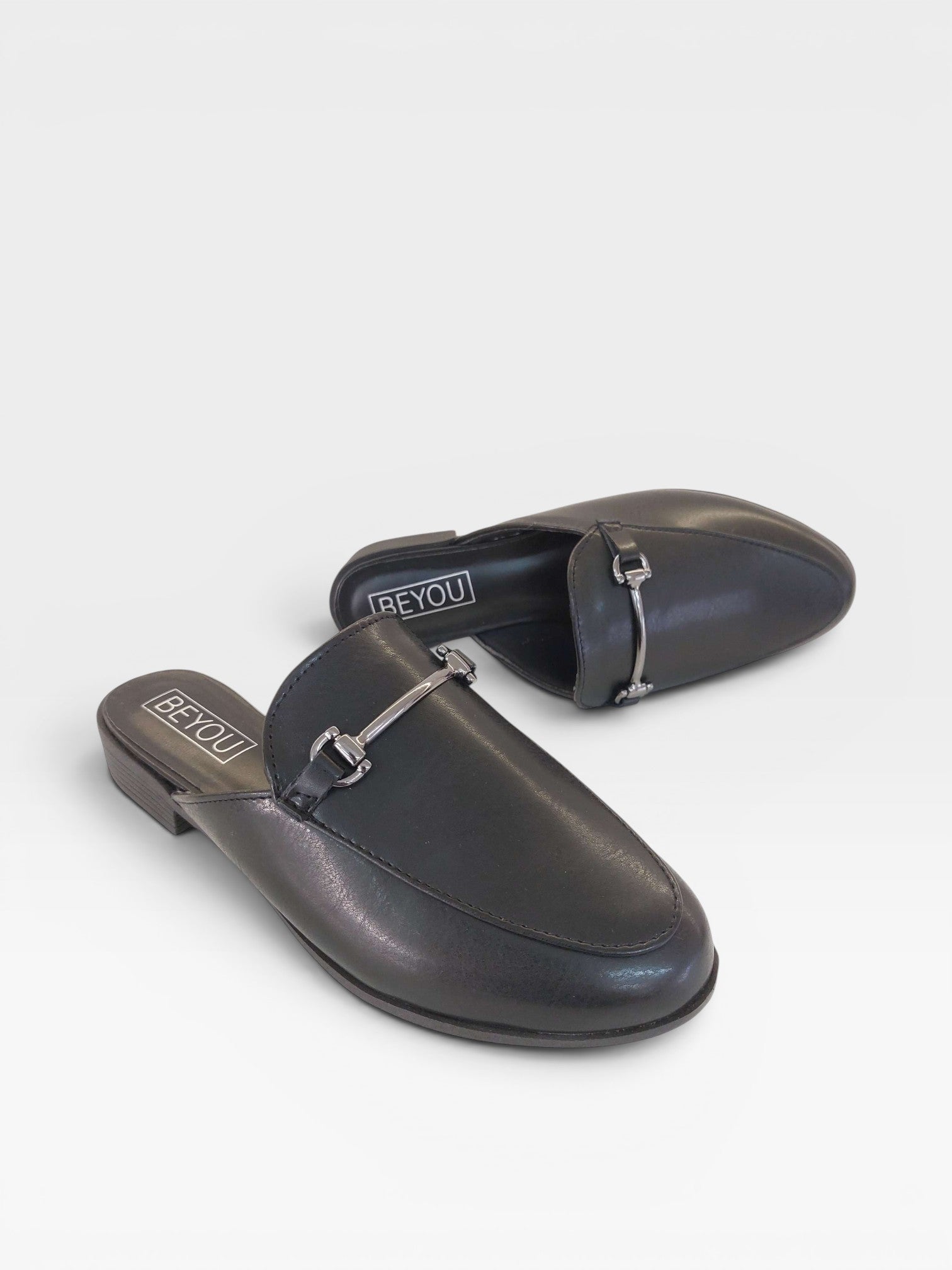 Mule Beyou Shoes Munich preto em napa com detalhe de fivela metálica, design elegante e sem salto.