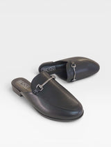 Mule Beyou Shoes Munich preto em napa com detalhe de fivela metálica, design elegante e sem salto.