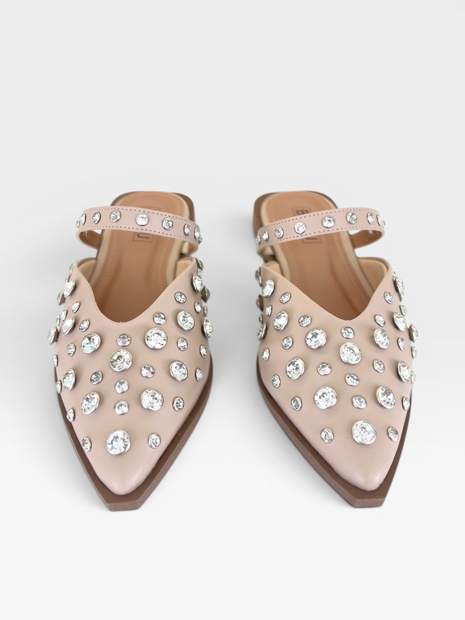 Mule Beyou Shoes Atlanta nude em napa com pedrarias brilhantes e bico fino, estilo elegante e confortável.