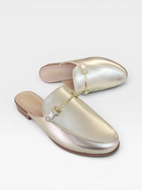 Mule Beyou Shoes na cor ouro light em napa com detalhe de fivela metálica dourada sobre o cabedal
