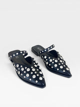Mule Beyou Shoes preta em napa com bico fino e aplicação de pedras brilhantes, design sem salto elegante.