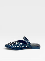 Mule preta Beyou Shoes em napa com bico fino e aplicação de pedrarias brilhantes, vista lateral.