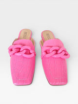 Mule Beyou Shoes Glasgow rosa chiclete em napa com textura croco, bico quadrado e detalhe de corrente no cabedal.