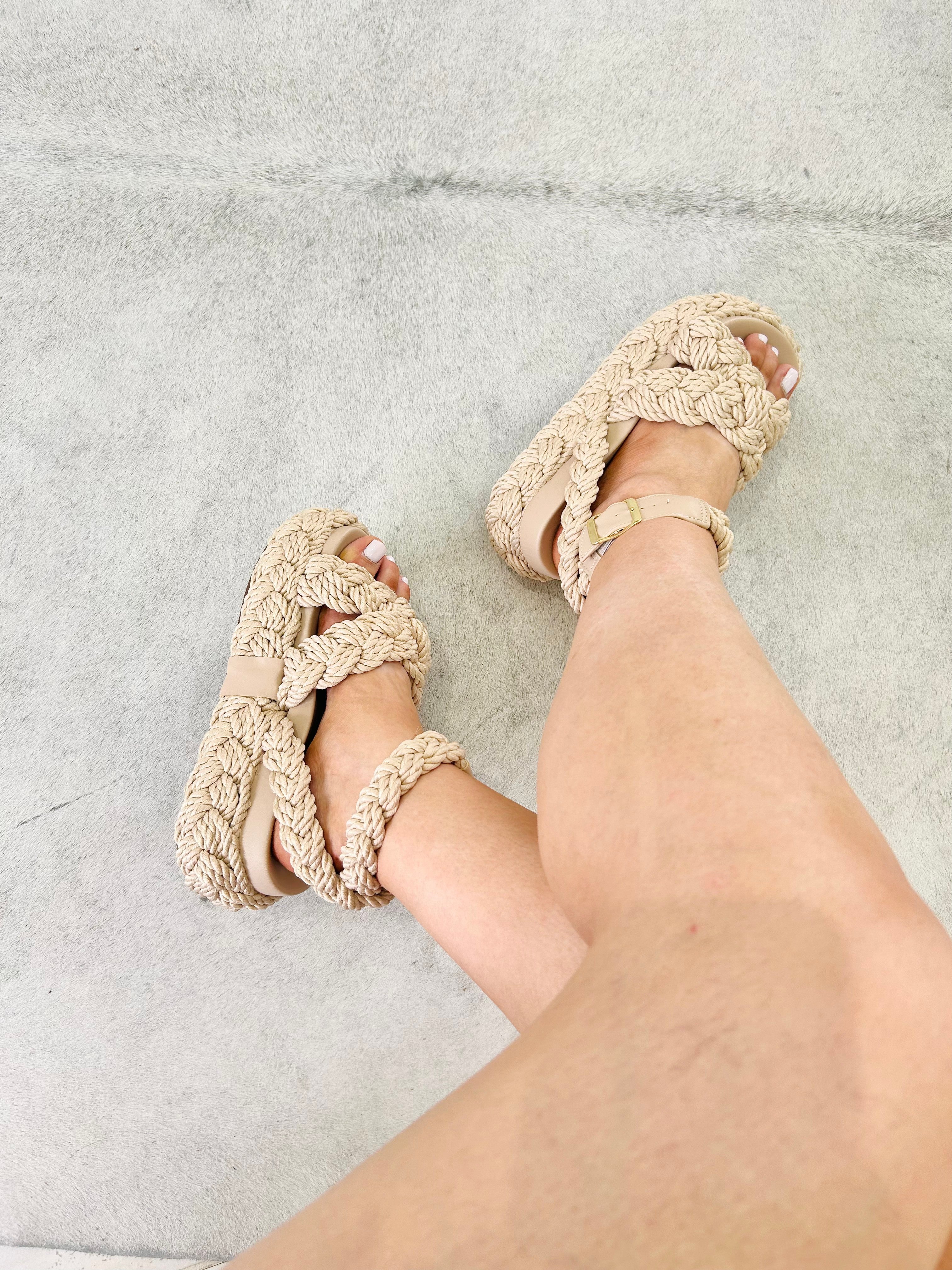Papete Beyou Shoes Catania na cor natural, feita em tecido trançado robusto com solado de 3 cm no pé de uma modelo.