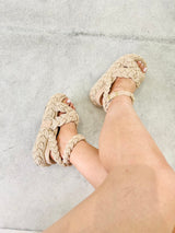 Papete Beyou Shoes Catania na cor natural, feita em tecido trançado robusto com solado de 3 cm no pé de uma modelo.
