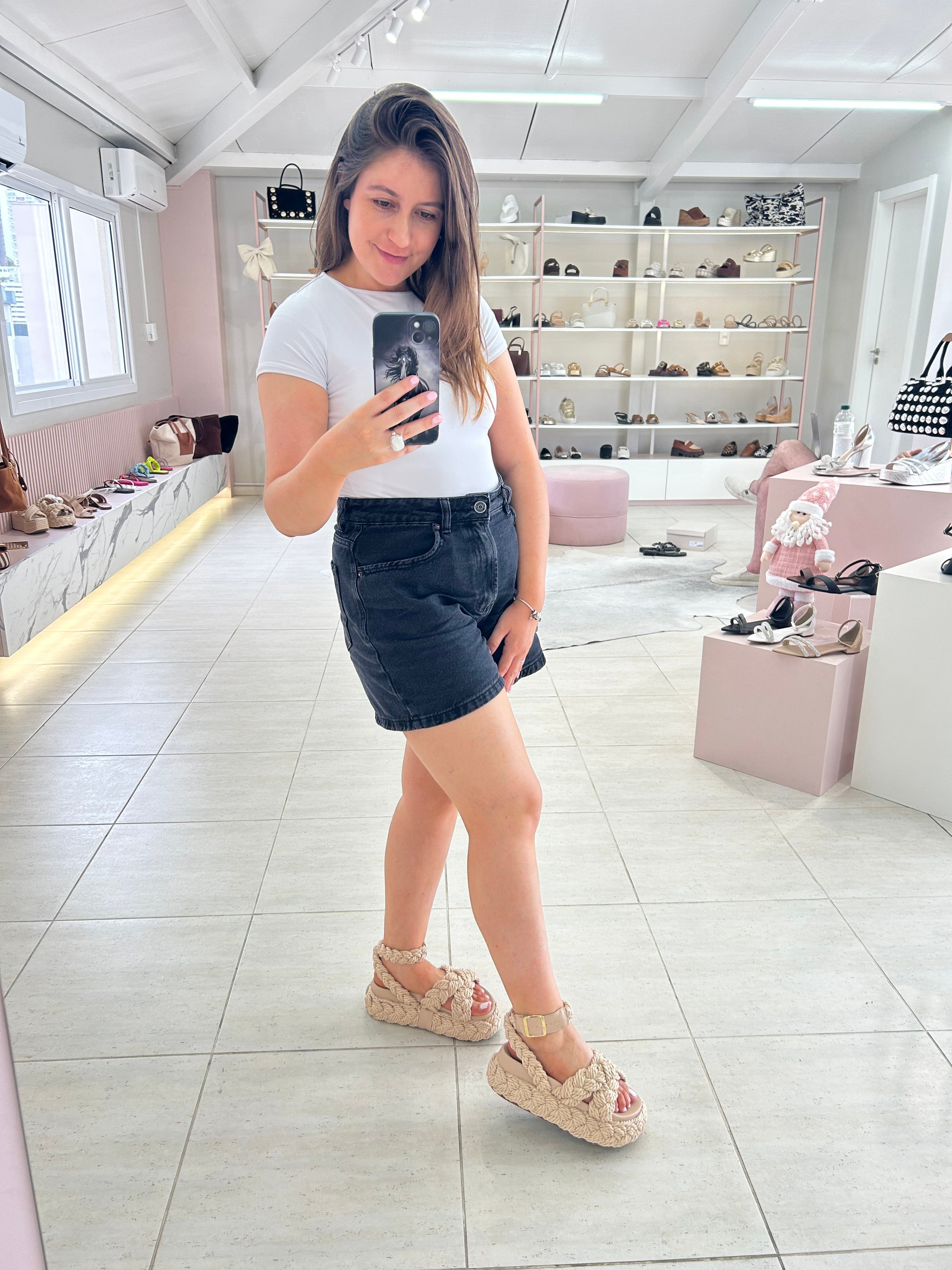 Mulher usando papete Beyou Shoes Catania natural de tecido com solado robusto de 3 cm em uma loja de calçados