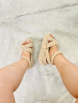 Papete Beyou Shoes Catania na cor natural, feita em tecido trançado robusto com solado de 3 cm, vista de cima.