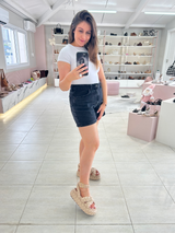 Mulher usando papete Beyou Shoes Catania natural de tecido com solado robusto de 3 cm em loja de calçados