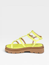 Papete Beyou Shoes Geórgia em napa cor limão siciliano com solado tratorado marrom e tiras com detalhes de tachas
