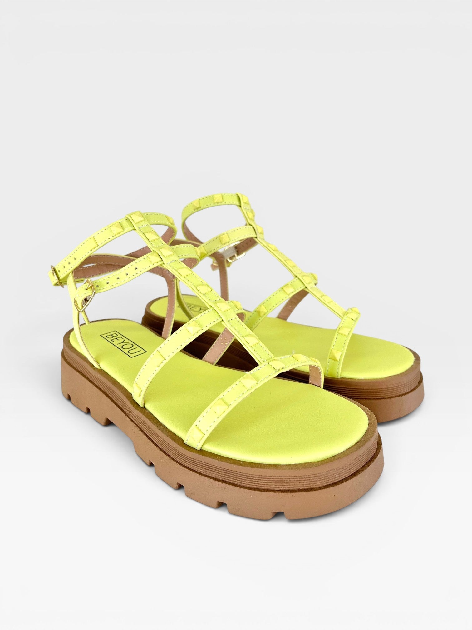 Papete Beyou Shoes Geórgia na cor limão siciliano em napa com tiras cravejadas e solado tratorado marrom