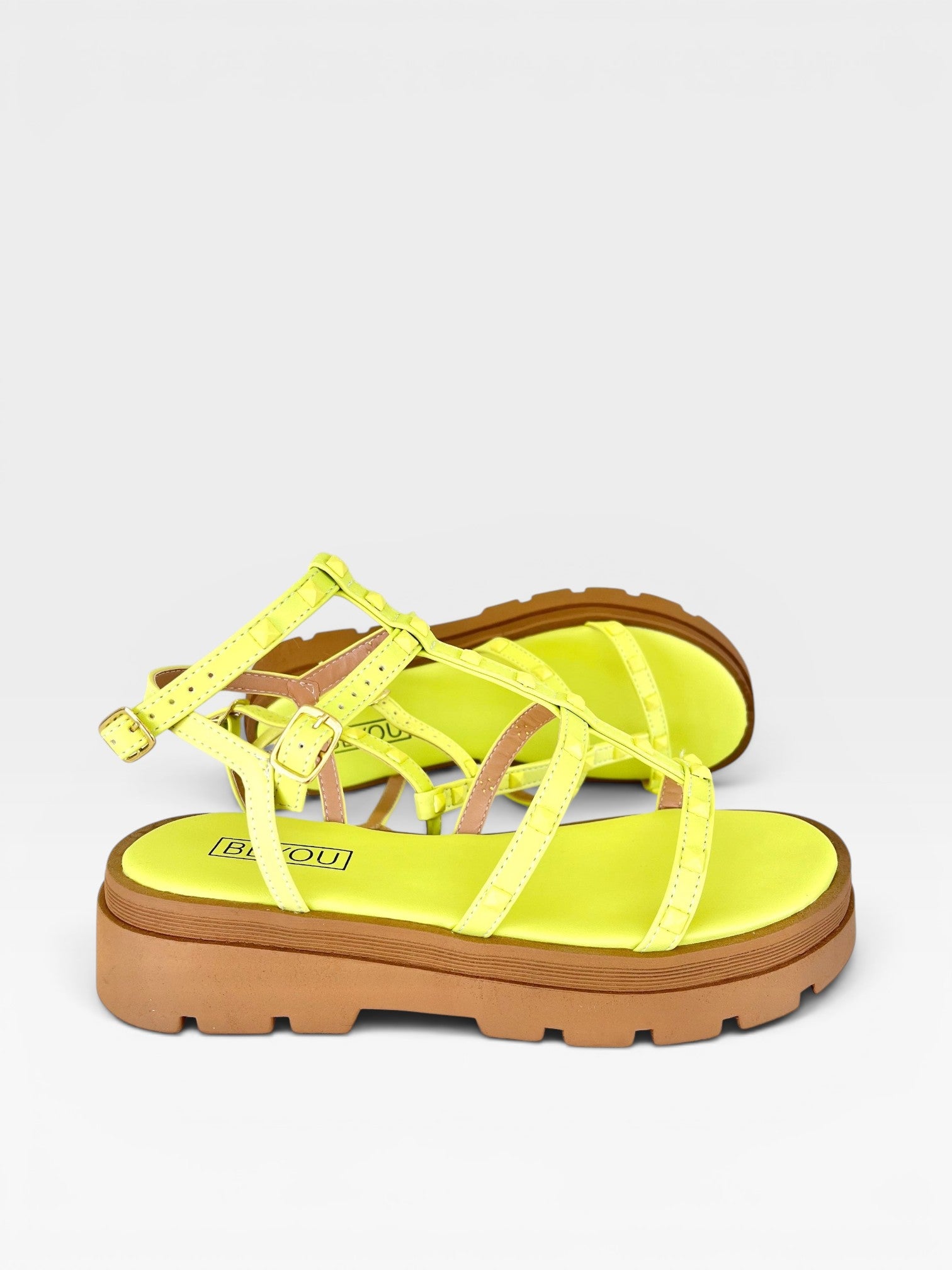 Papete Beyou Shoes Geórgia na cor limão siciliano em napa com solado tratorado marrom de 2 cm