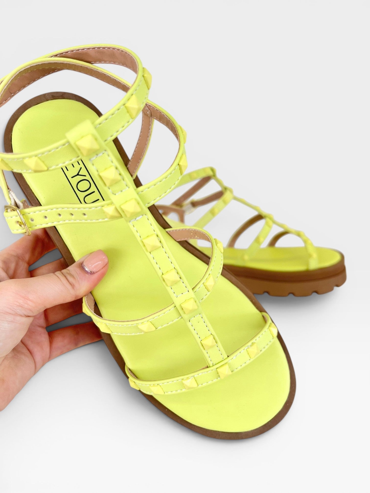 Papete Beyou Shoes Geórgia na cor limão siciliano em napa com tiras cravejadas de tachas e solado tratorado marrom