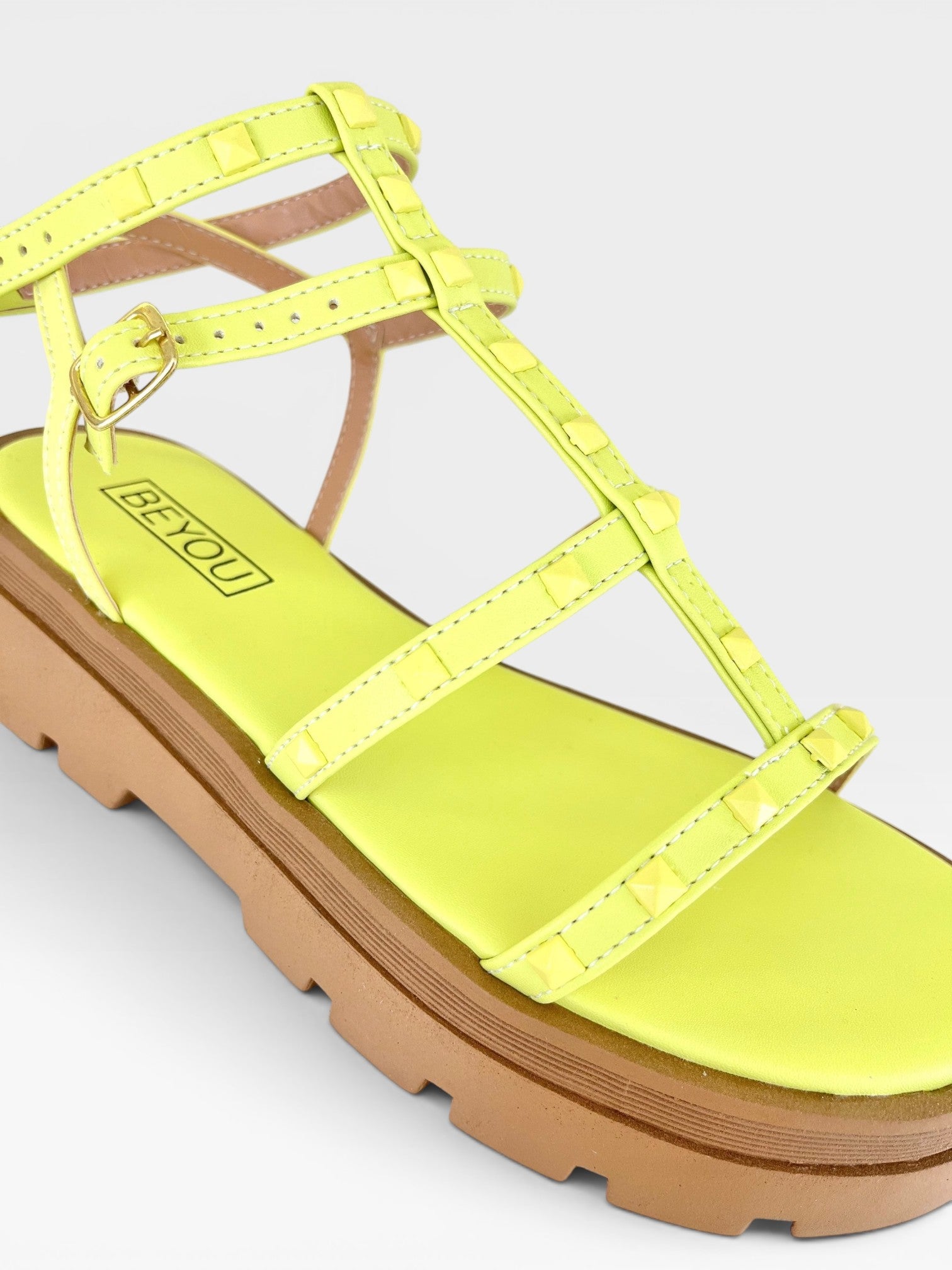 Papete Beyou Shoes Geórgia na cor limão siciliano em napa com tiras cravejadas e solado tratorado bege