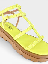 Papete Beyou Shoes Geórgia na cor limão siciliano em napa com tiras cravejadas e solado tratorado bege