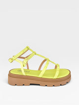 Papete Beyou Shoes Geórgia na cor limão siciliano, feita em napa com solado tratorado marrom e detalhes de tachas.