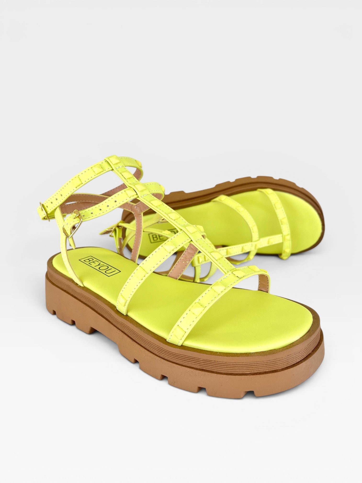 Papete Beyou Shoes Geórgia em napa cor limão siciliano com solado tratorado marrom e tiras com tachas