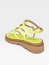 Papete Beyou Shoes Geórgia na cor limão siciliano, feita em napa com solado tratorado marrom e tiras finas ajustáveis.