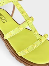 Papete Beyou Shoes Geórgia em napa cor limão siciliano com tiras decoradas por tachas quadradas e solado tratorado