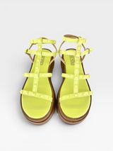 Papete Beyou Shoes Geórgia na cor limão siciliano, feita em napa com tiras cravejadas de tachas e solado tratorado.