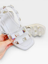 Papete Montreal Beyou Shoes branca em napa com tiras e tachas prateadas, design moderno e solado baixo.