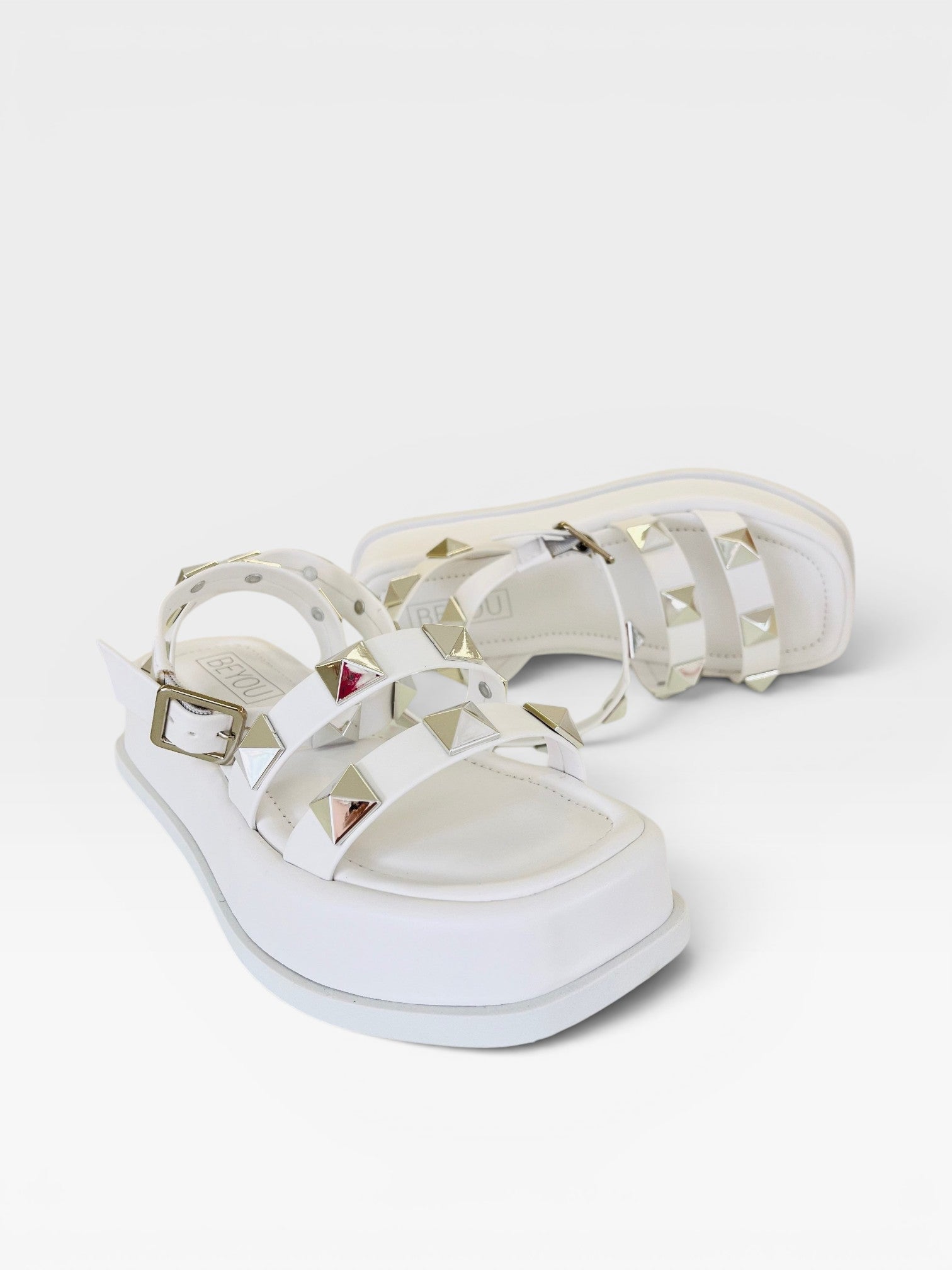 Papete Beyou Shoes Montreal branca em napa com tiras decoradas por tachas metálicas prateadas e solado plataforma