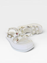 Papete Beyou Shoes Montreal branca em napa com tiras decoradas por tachas metálicas prateadas e solado plataforma