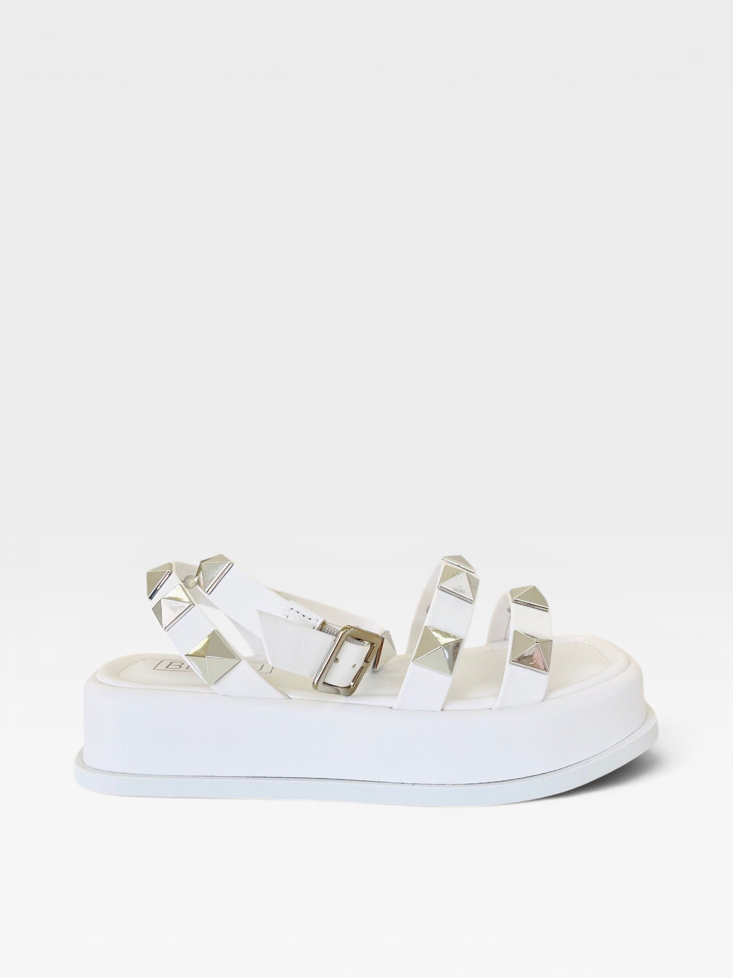 Papete Beyou Shoes Montreal branca em napa com tiras decoradas por tachas metálicas e solado plataforma de 2 cm
