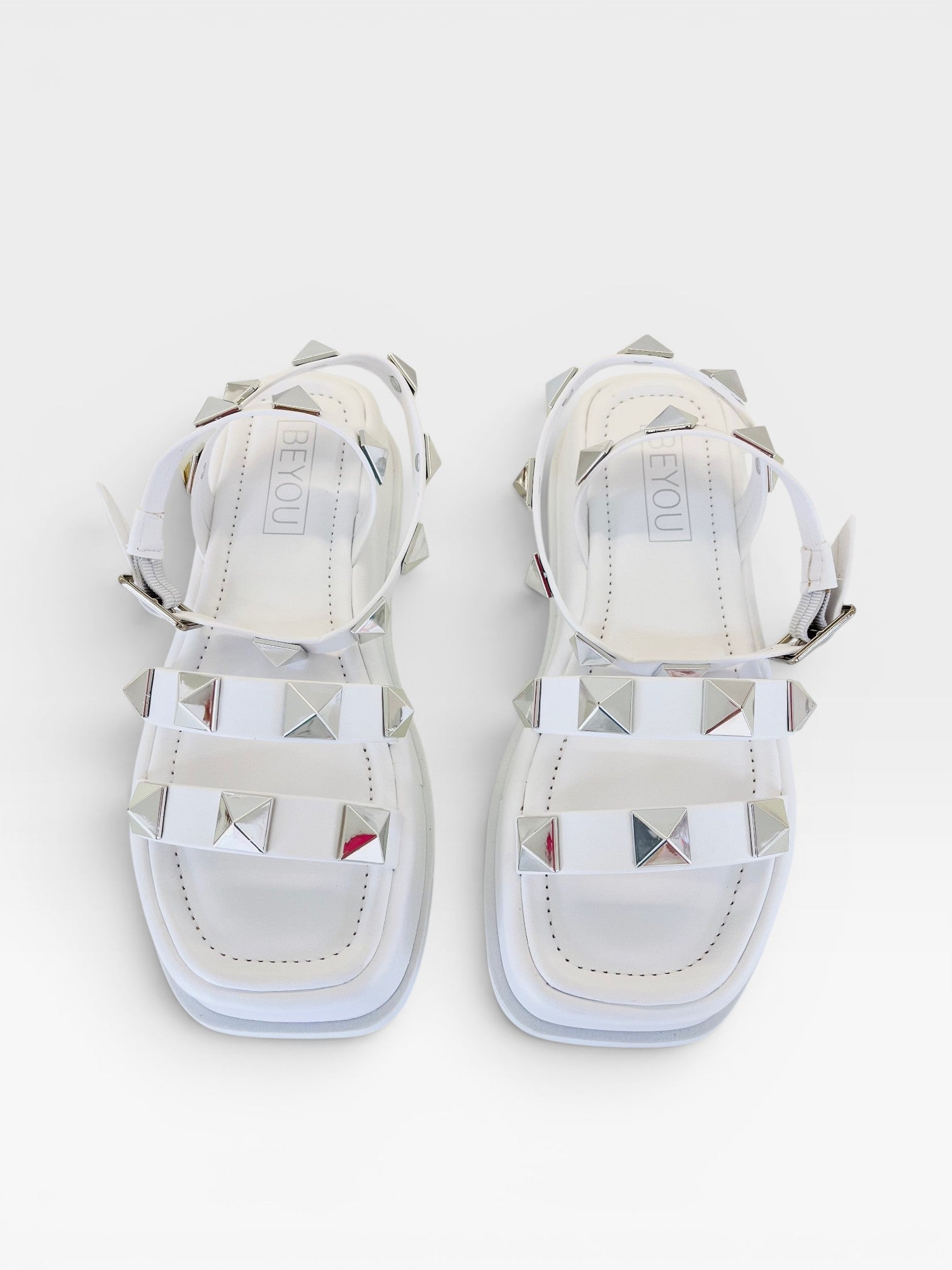 Papete Beyou Shoes Montreal branca em napa com tiras e tachas prateadas decorativas