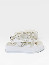 Papete Beyou Shoes Montreal branca em napa com tiras decoradas com tachas prateadas e solado plataforma de 2 cm