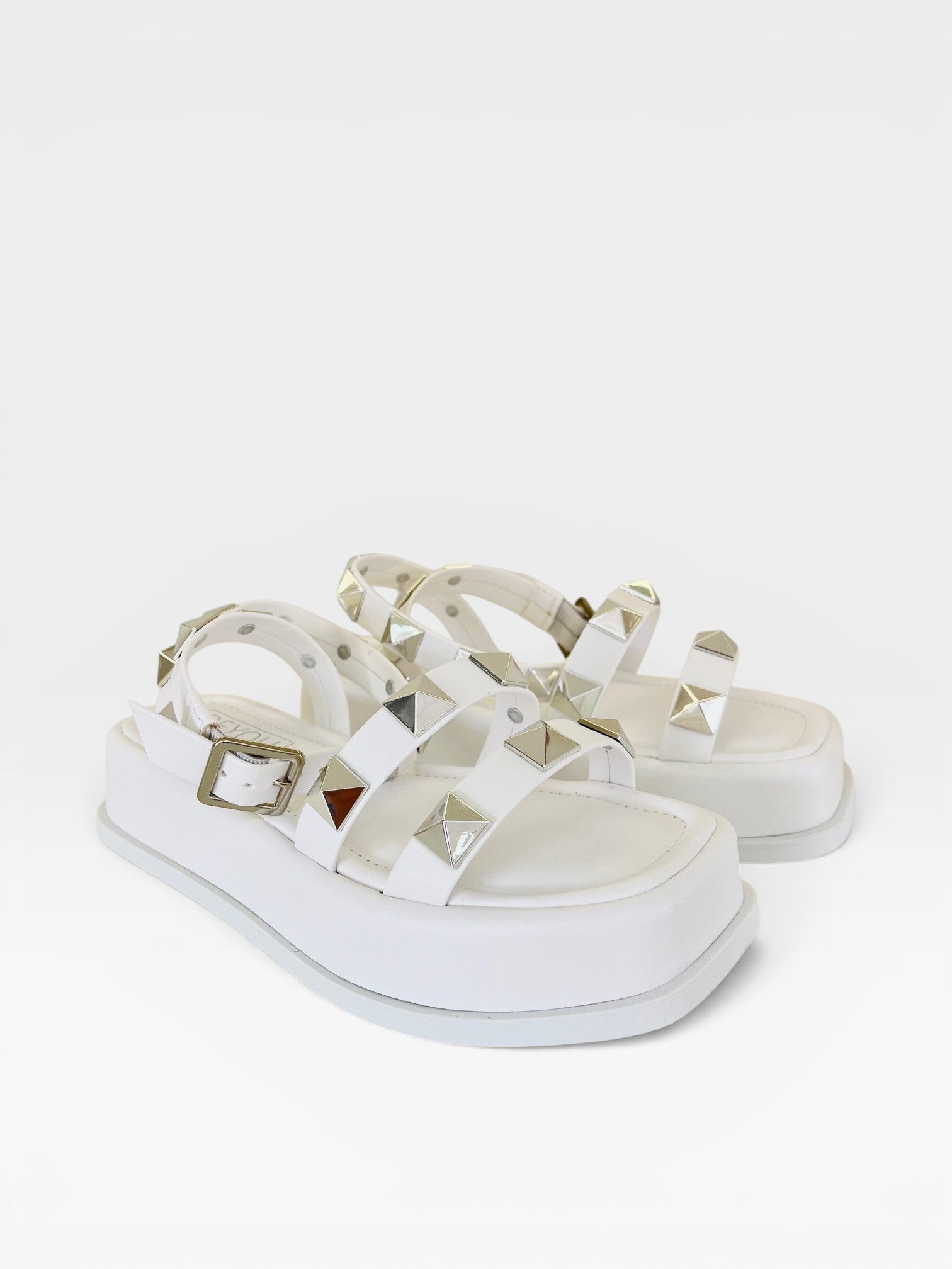 Papete Beyou Shoes Montreal branca em napa com tiras decoradas por tachas prateadas e solado plataforma de 2 cm